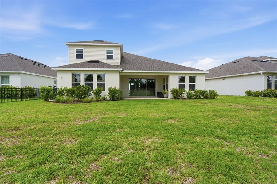 Exterior details and patio area of a home in , Bradenton (Image 4).