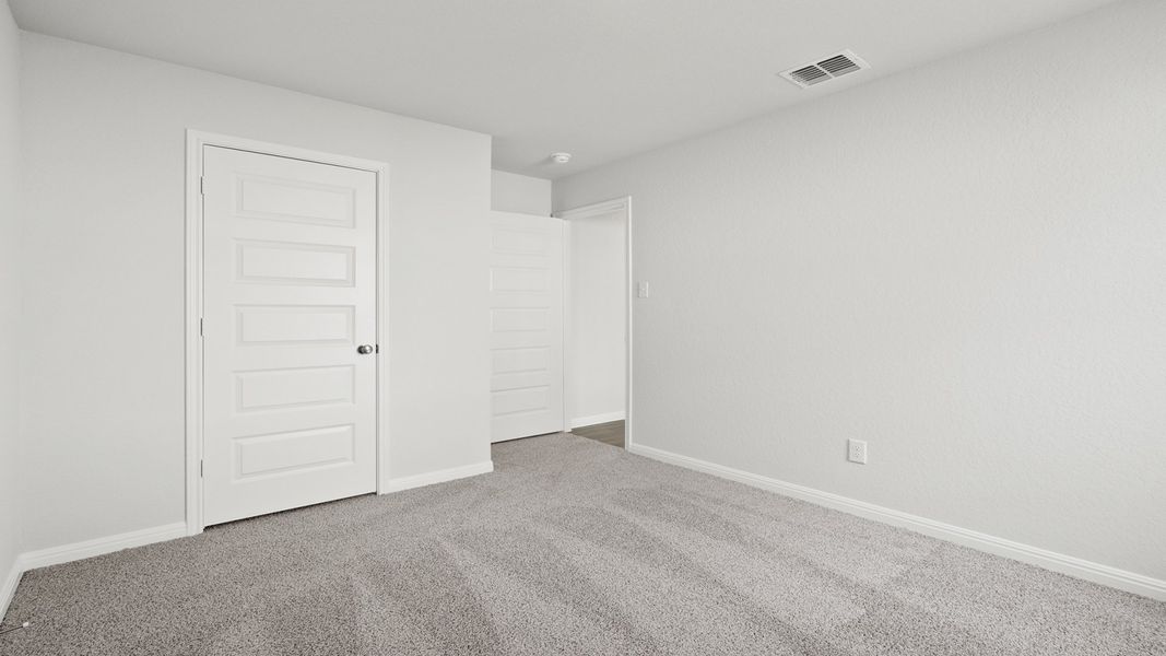 Spacious, unfurnished interior of a new home in Hunters Ranch, San Antonio (Image 15).