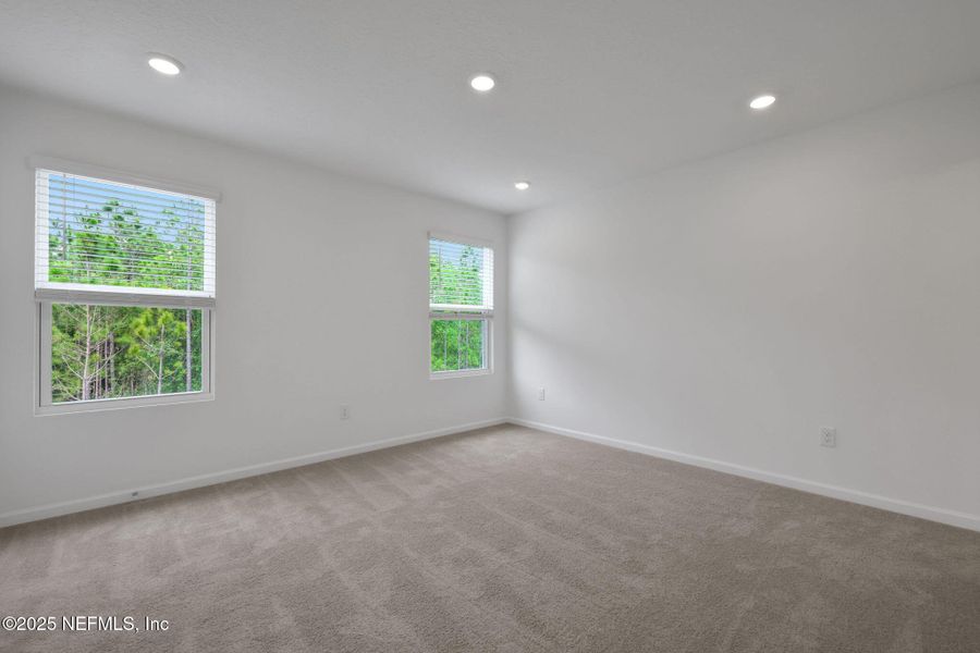 Spacious, unfurnished interior of a new home in Atlantis Pointe, Middleburg (Image 20).