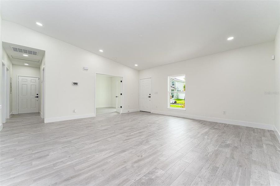 Spacious, unfurnished interior of a new home in , Tampa (Image 22).