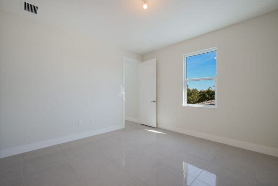 Spacious, unfurnished interior of a new home in Aqua, Bradenton (Image 16).