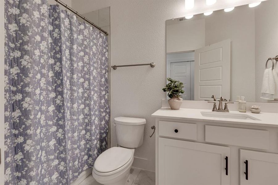 Furnished interior view inside a new home in Heritage Towne, Grand Prairie (Image 16).