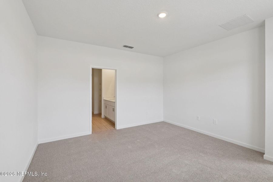 Spacious, unfurnished interior of a new home in Kings Preserve, Jacksonville (Image 13).