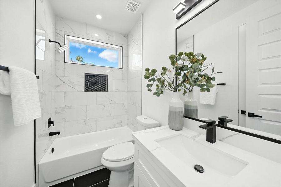 Secondary bath, 3rd floor, en-suite Secondary bath, 3rd floor, en-suite