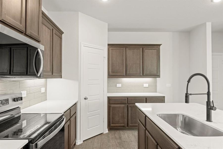 09. 1700 Edgeway - Kitchen (4)