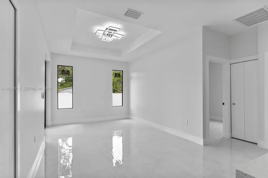 Spacious, unfurnished interior of a new home in , Tampa (Image 35).