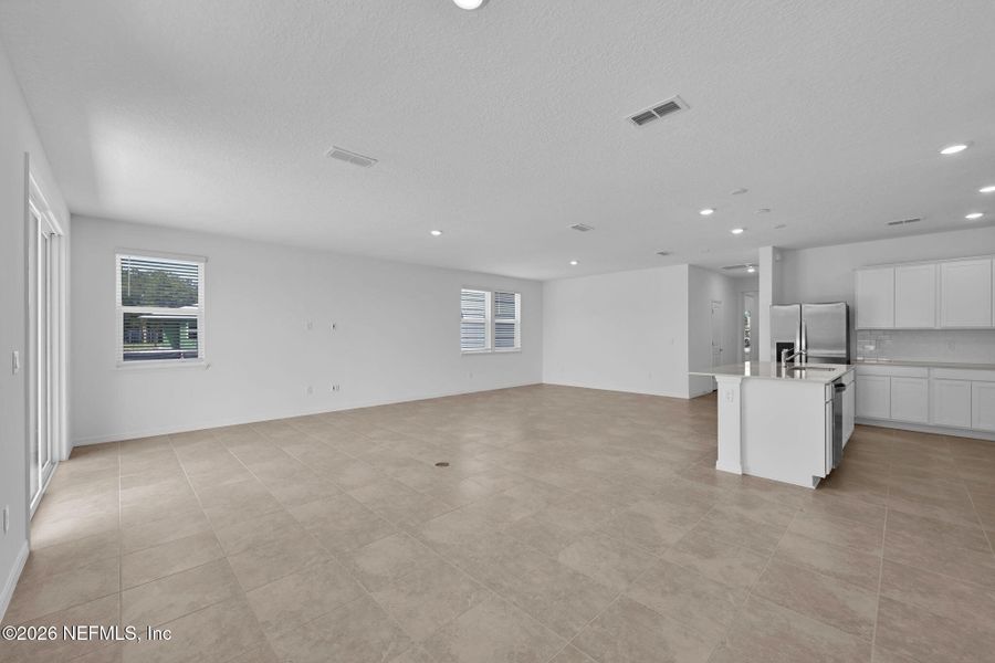 Spacious, unfurnished interior of a new home in Hyland Trail, Green Cove Springs (Image 16).