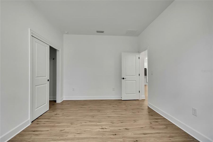 Spacious, unfurnished interior of a new home in , Weeki Wachee (Image 20).