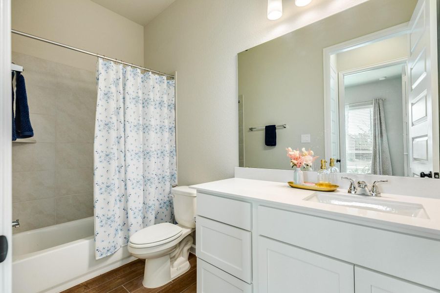 Guest suite bath with tub/shower combo, quartz countertops, great lighting. Guest suite bath with tub/shower combo, quartz countertops, great lighting.