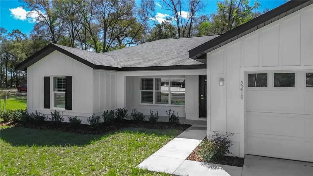 Exterior details and patio area of a home in , Ocala (Image 3).