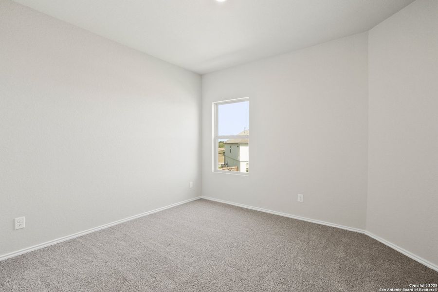 Spacious, unfurnished interior of a new home in Blue Ridge Ranch, San Antonio (Image 17).