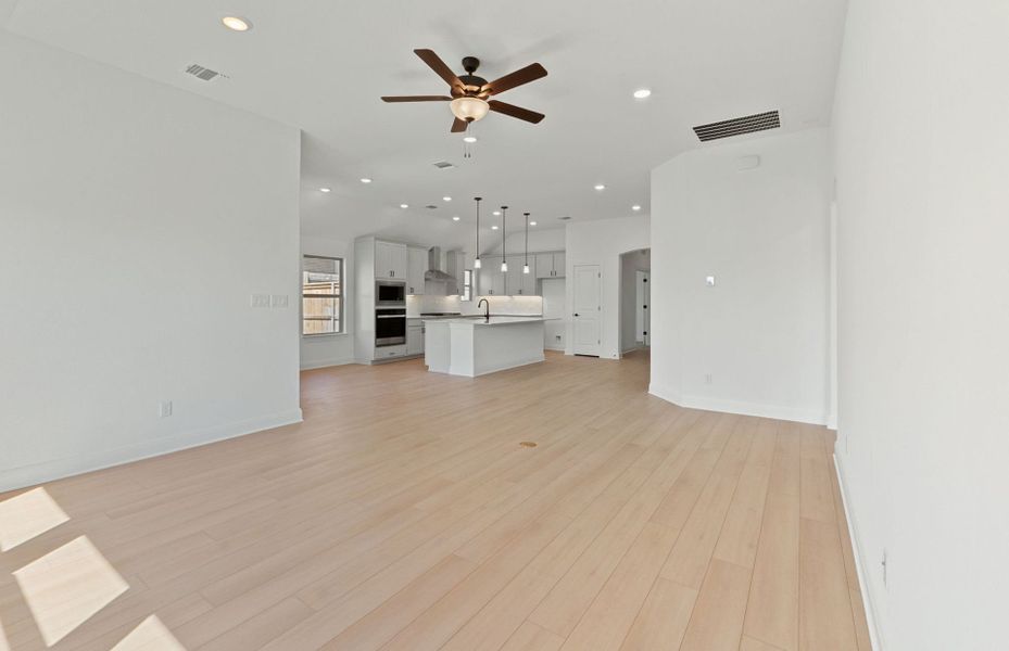 Spacious, unfurnished interior of a new home in Crescent Bluff, Georgetown (Image 21).