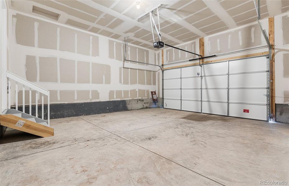 Spacious, unfurnished interior of a new home in Hilltop at Inspiration, Aurora (Image 35).