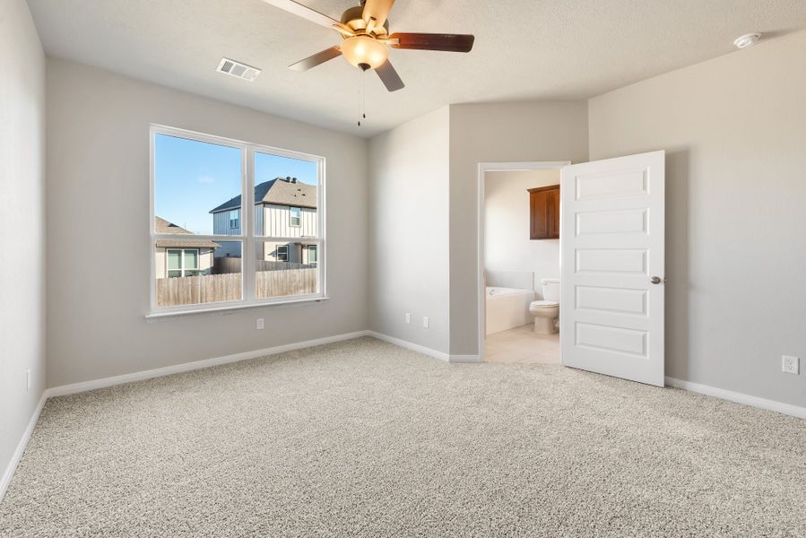 Spacious, unfurnished interior of a new home in Arroyo Ranch, Seguin (Image 13).