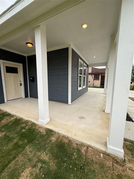 Exterior details and patio area of a home in , Dallas (Image 4).