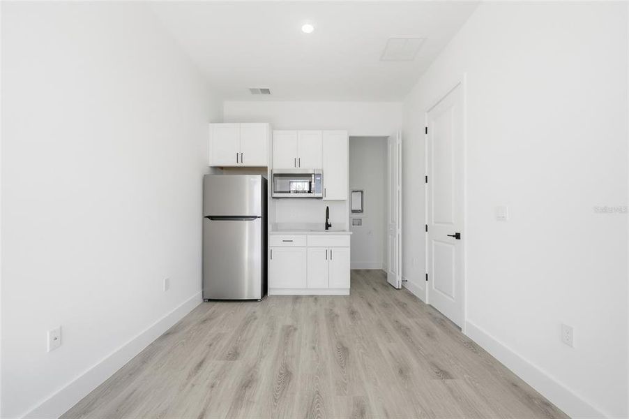Spacious, unfurnished interior of a new home in , Ocklawaha (Image 39).
