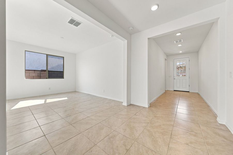 Spacious, unfurnished interior of a new home in Bella Vista Farms, San Tan Valley (Image 10). Spacious, unfurnished interior of a new home in Bella Vista Farms, San Tan Valley (Image 10).