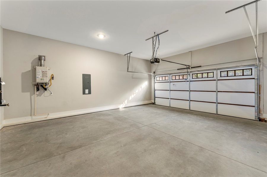 Spacious, unfurnished interior of a new home in Cross Creek Plantation, Seneca (Image 28).