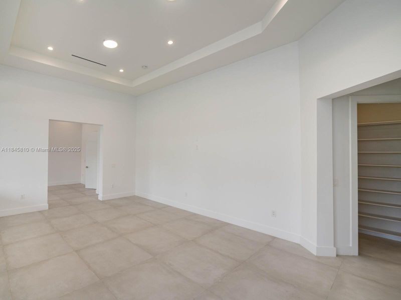 Spacious, unfurnished interior of a new home in , Miami (Image 44).