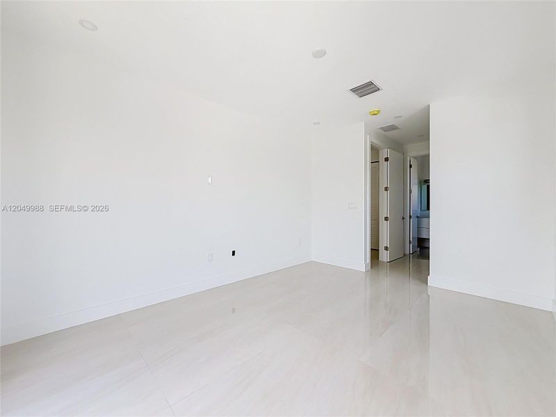 Spacious, unfurnished interior of a new home in , Miami (Image 33).