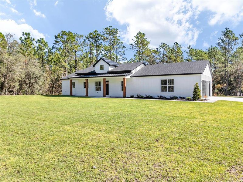 Exterior details and patio area of a home in , Dunnellon (Image 23).