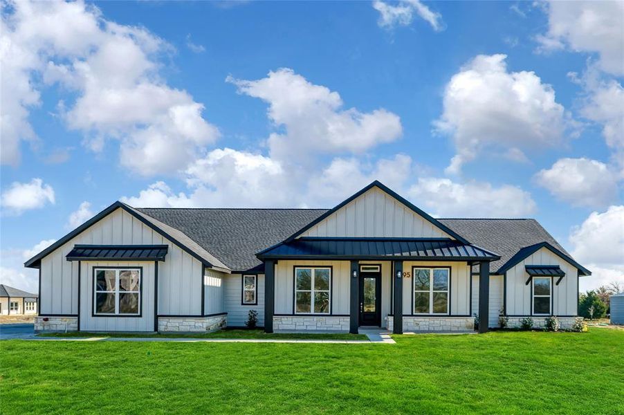 Modern farmhouse featuring a front yard