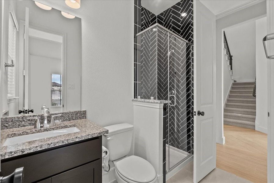 Ensuite bath for second downstairs bedroom
