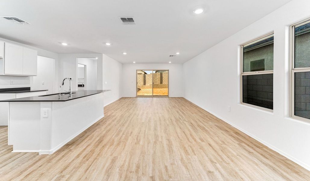 Spacious, unfurnished interior of a new home in Blackhawk, Tucson (Image 14).