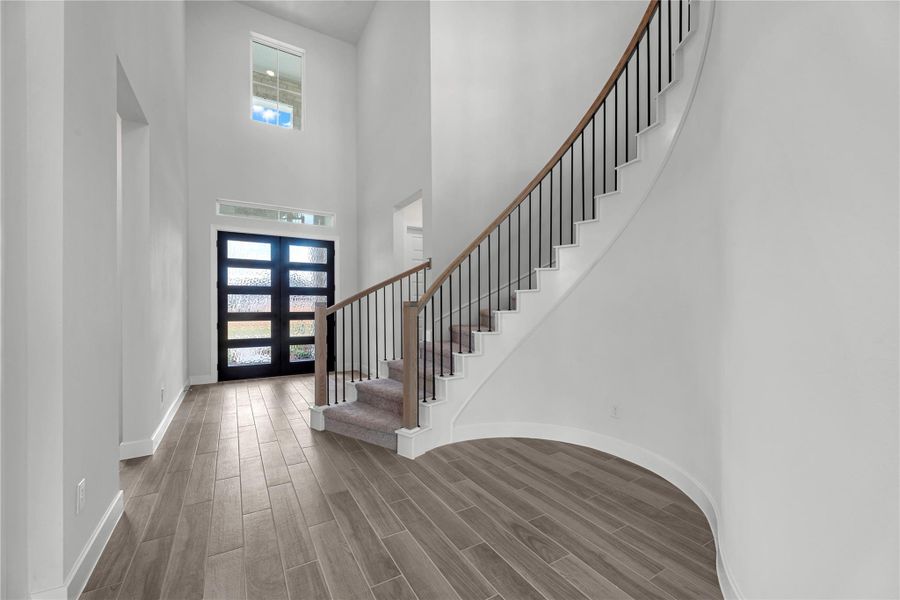 Spacious, unfurnished interior of a new home in Sienna, Missouri City (Image 15).