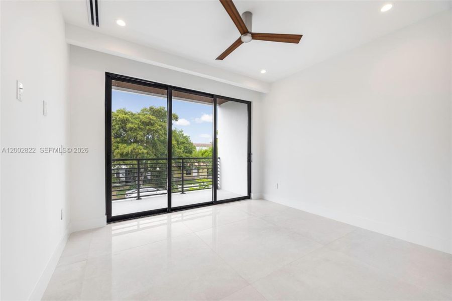 Spacious, unfurnished interior of a new home in , Fort Lauderdale (Image 22).