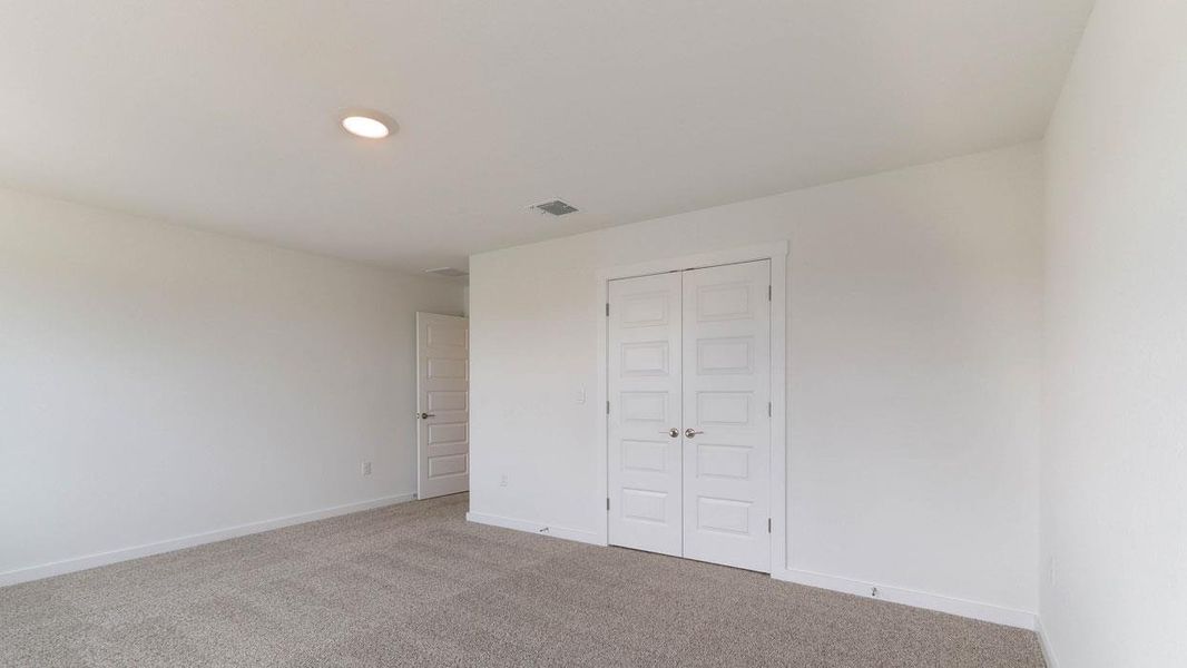 Spacious, unfurnished interior of a new home in Rosenbusch Ranch, Leander (Image 13).