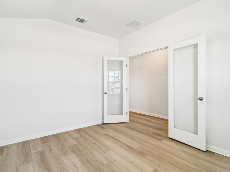 Spacious, unfurnished interior of a new home in Lark Canyon, New Braunfels (Image 28).