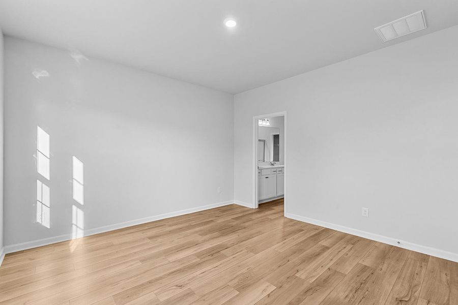 Spacious, unfurnished interior of a new home in , Summerville (Image 14).