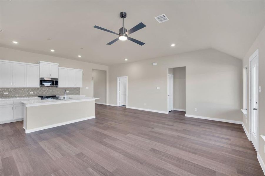 Spacious, unfurnished interior of a new home in The Preserve, Sherman (Image 12).
