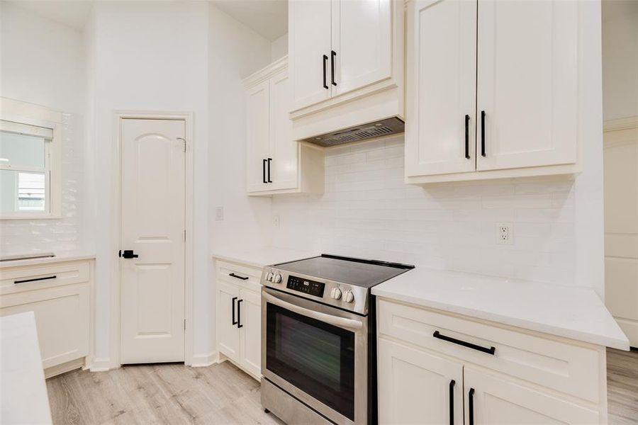 Furnished interior view inside a new home in , Fort Worth (Image 7).
