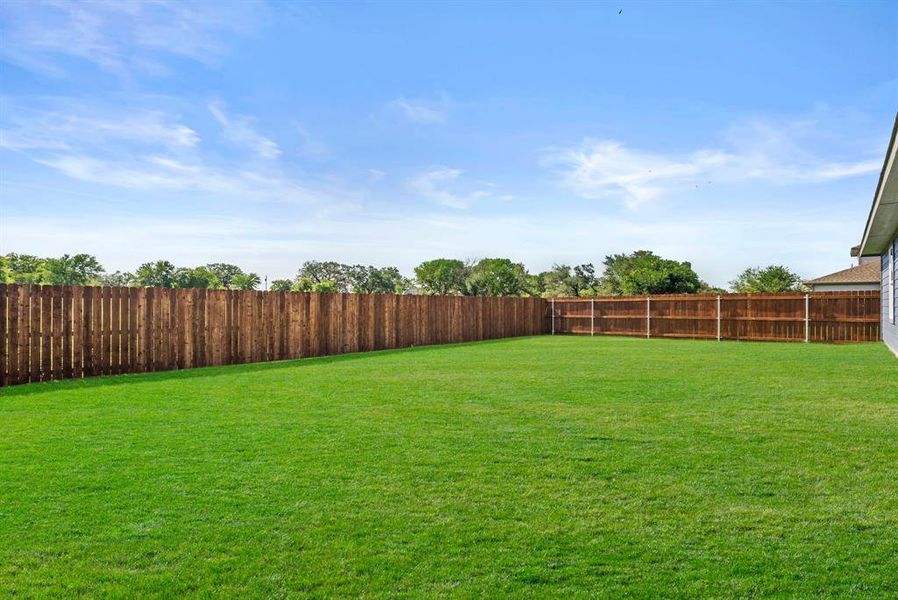Exterior details and patio area of a home in Sandstone Estates, Granbury (Image 4).