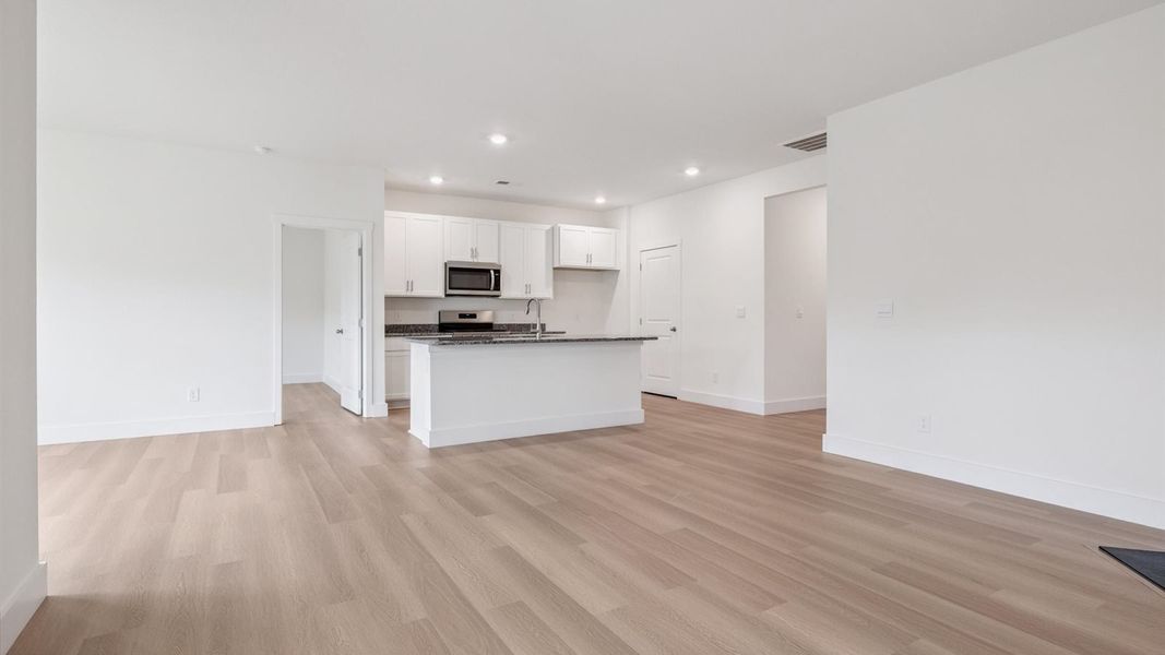 Spacious, unfurnished interior of a new home in Millstone Village, Morristown (Image 8).