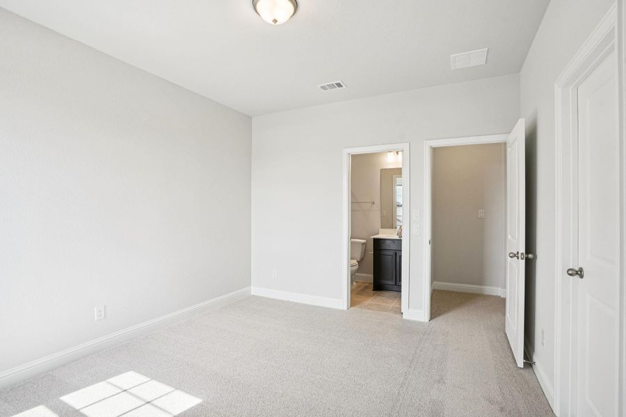 Spacious, unfurnished interior of a new home in Del Bello Lakes 60', Manvel (Image 25).