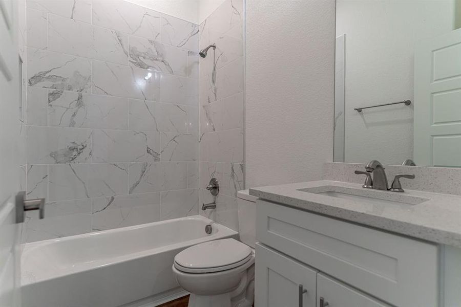 Secondary bathroom with shower/tub combo