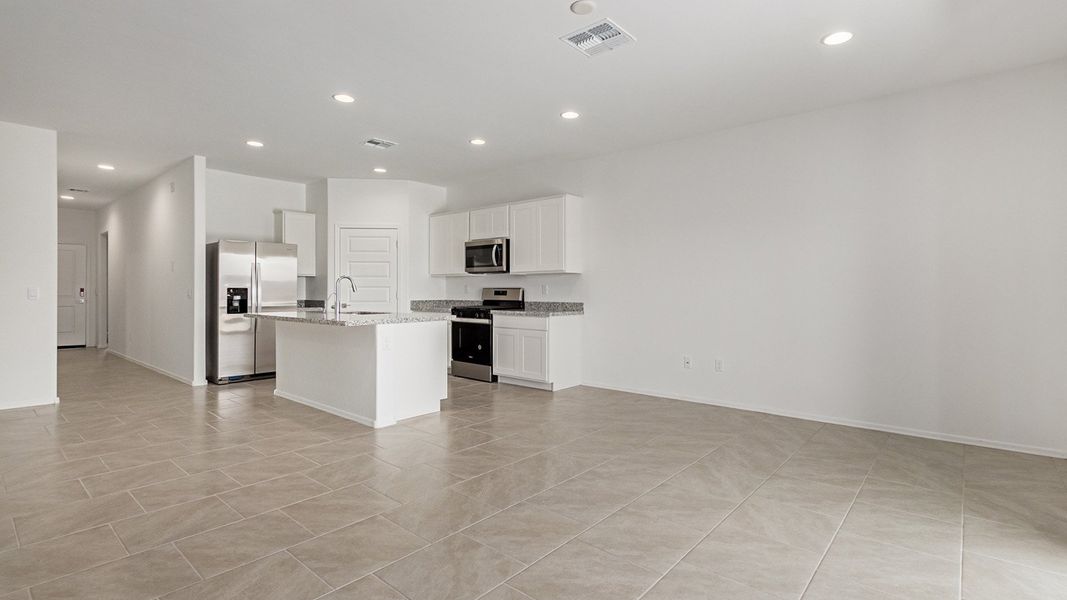 Spacious, unfurnished interior of a new home in Barnett Village, Marana (Image 15).