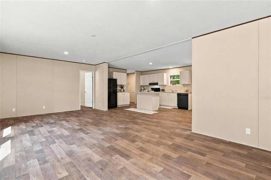 Spacious, unfurnished interior of a new home in , Jasper (Image 17).