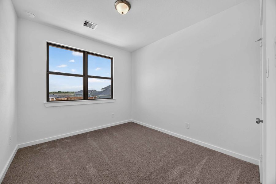 Spacious, unfurnished interior of a new home in La Segarra 40', Brookshire (Image 32).