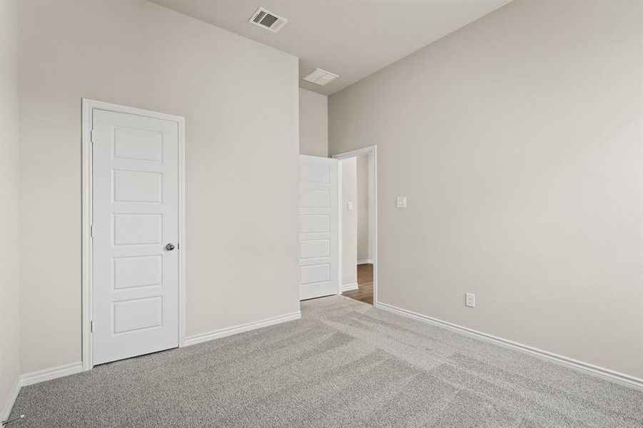Spacious, unfurnished interior of a new home in Rocky Creek Crossing, Fort Worth (Image 32).