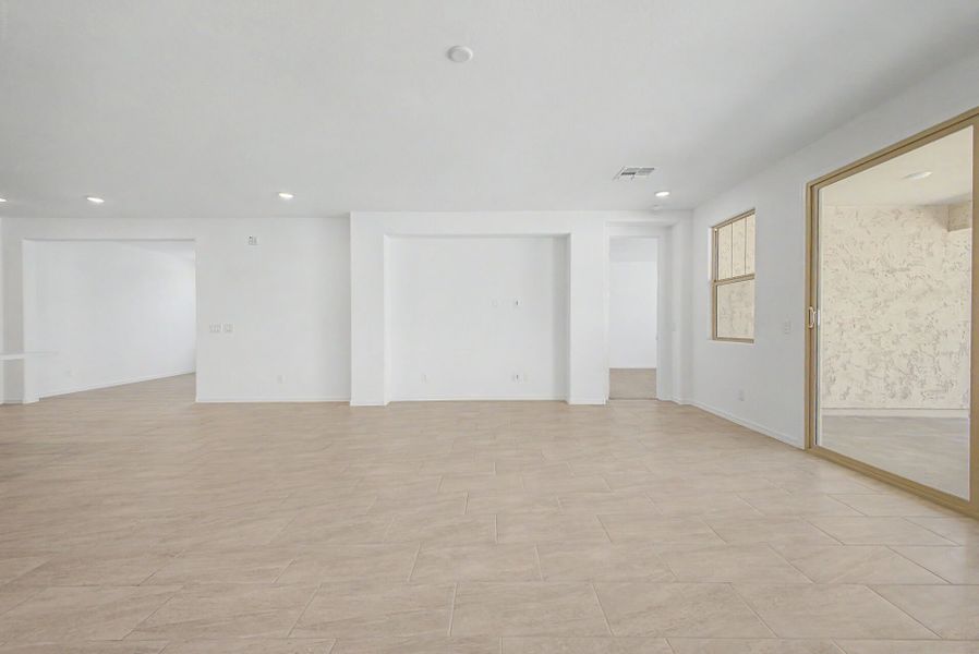 Spacious, unfurnished interior of a new home in Las Ventanas, Goodyear (Image 11).