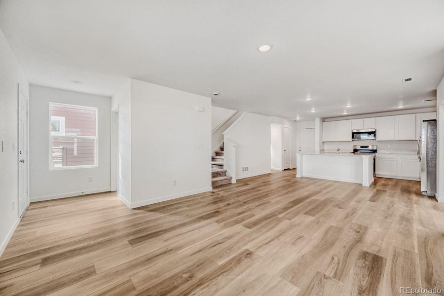 Spacious, unfurnished interior of a new home in Percheron, Colorado Springs (Image 8).