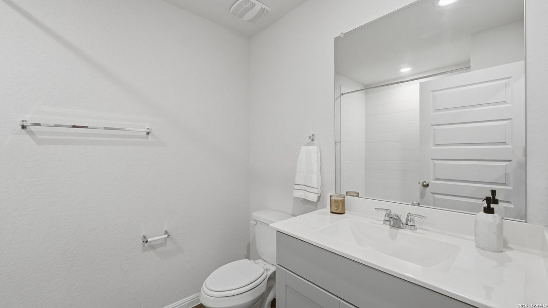 Furnished interior view inside a new home in Heather Glen, New Braunfels (Image 13).