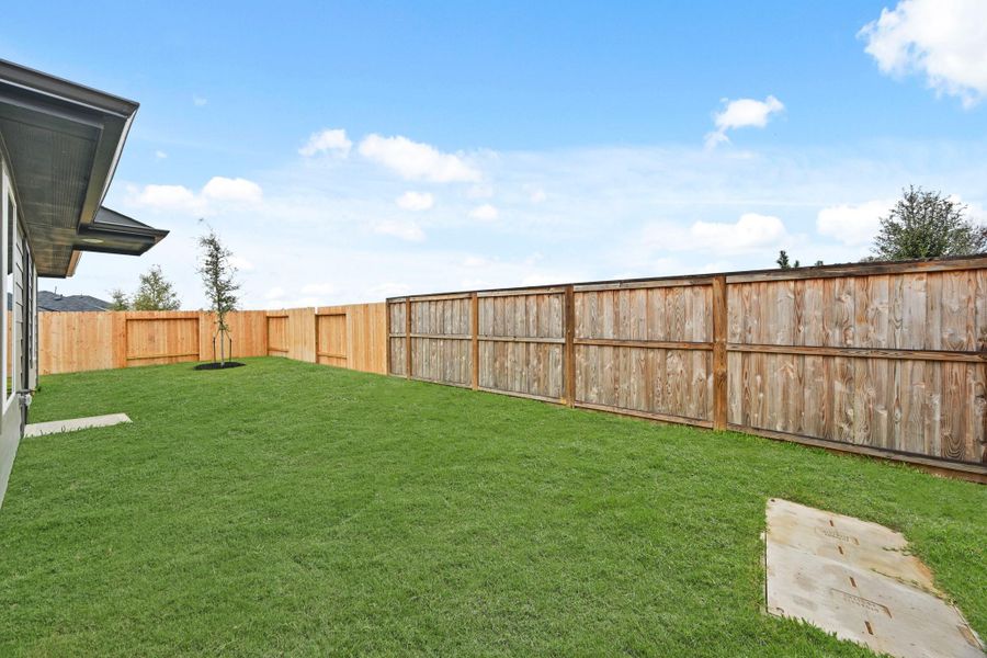 Exterior details and patio area of a home in Silverthorne, Conroe (Image 19).