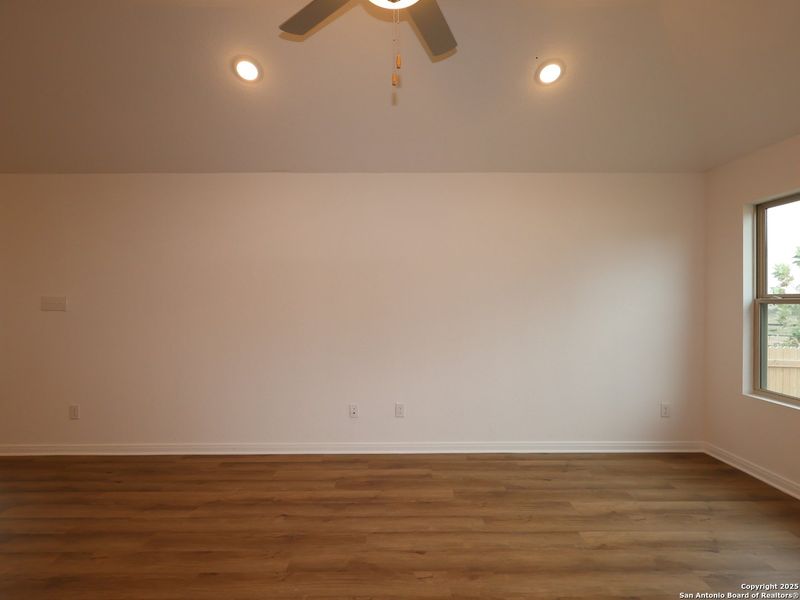 Spacious, unfurnished interior of a new home in Paloma Park, Converse (Image 25).