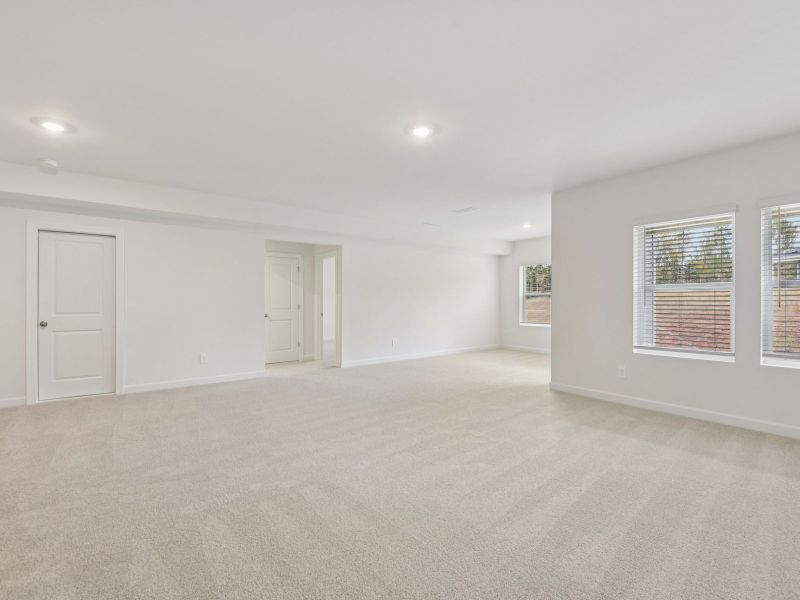 Spacious, unfurnished interior of a new home in Brighton Springs, York (Image 18).