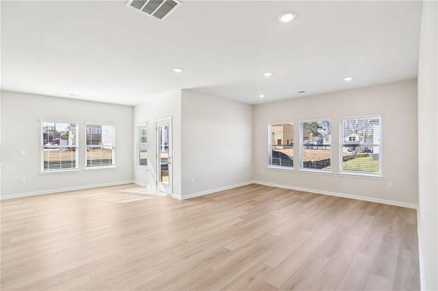 Spacious, unfurnished interior of a new home in Westmont Preserve, Powder Springs (Image 18).